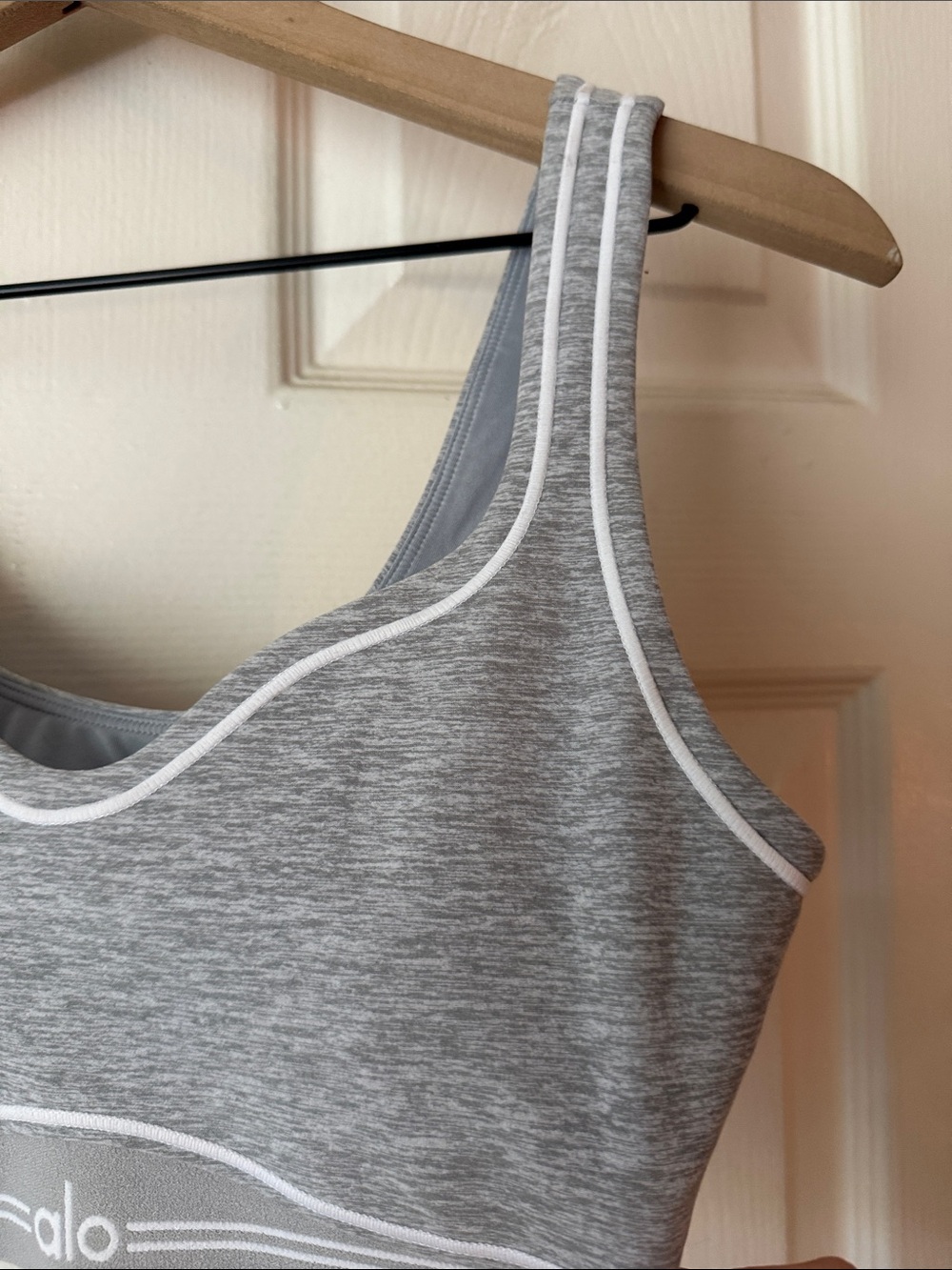 Alo Yoga Alosoft Heart Throb Bra Heather Grey/White size small NWOT - Picture 3 of 7